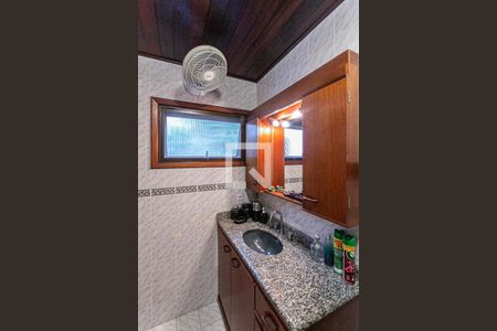 Banheiro de casa à venda com 5 quartos, 155m² em Vila Nova, Porto Alegre