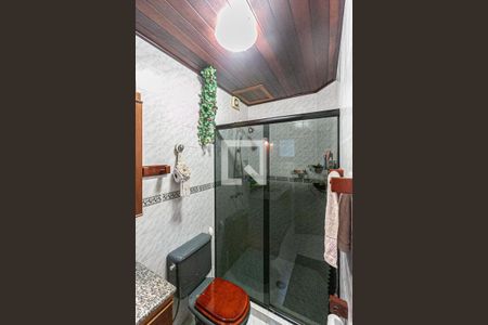 Banheiro de casa à venda com 5 quartos, 155m² em Vila Nova, Porto Alegre