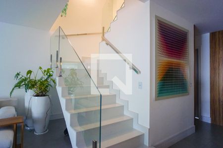 Casa de condomínio à venda com 400m², 5 quartos e 3 vagasEscada