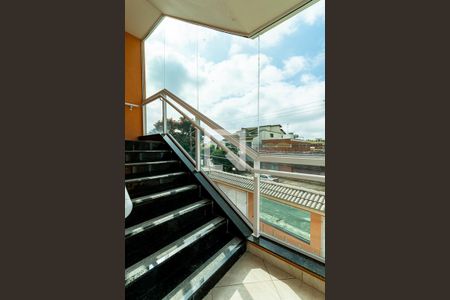 Apartamento para alugar com 45m², 2 quartos e 1 vagaEscada de acesso 