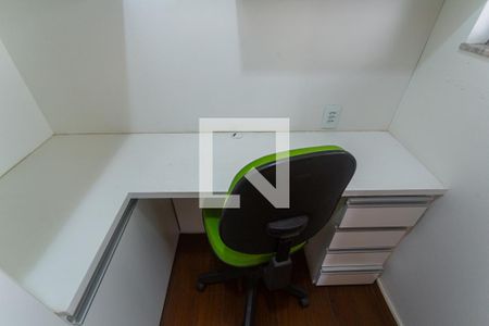 Apartamento à venda com 94m², 3 quartos e 3 vagasMesa de Escritório do Quarto de Serviço