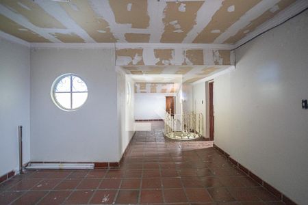 Casa à venda com 300m², 4 quartos e 3 vagas Casa à venda com 300m², 4 quartos e 3 vagassótão