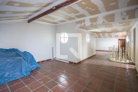 Casa à venda com 300m², 4 quartos e 3 vagas Casa à venda com 300m², 4 quartos e 3 vagassótão