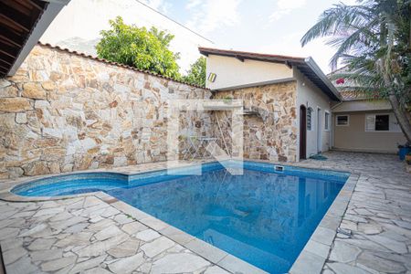 Casa à venda com 300m², 4 quartos e 3 vagas Casa à venda com 300m², 4 quartos e 3 vagasPiscina