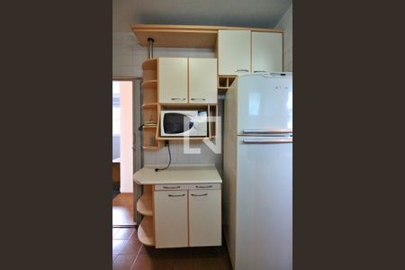 Apartamento à venda com 65m², 2 quartos e 1 vagaCozinha (armários, microondas e geladeira)