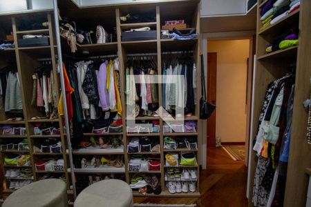 Apartamento à venda com 150m², 4 quartos e 3 vagas Apartamento à venda com 150m², 4 quartos e 3 vagasCloset da Suíte 1