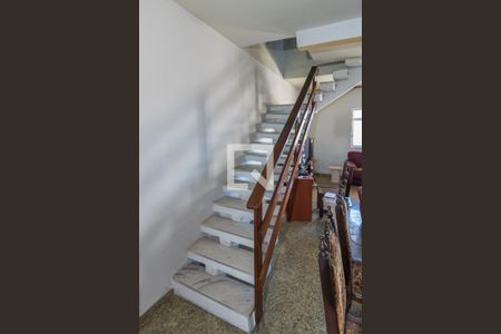 Sala - Acesso ao 2º andar de casa à venda com 3 quartos, 260m² em Braz de Pina, Rio de Janeiro