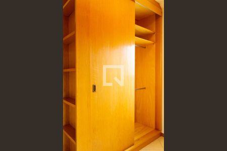 Casa à venda com 700m², 3 quartos e 6 vagas Casa à venda com 700m², 3 quartos e 6 vagasCloset