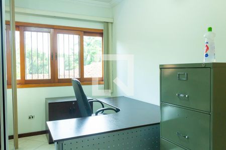 Casa à venda com 700m², 3 quartos e 6 vagas Casa à venda com 700m², 3 quartos e 6 vagasEscritório