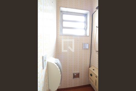 Casa à venda com 380m², 5 quartos e 6 vagasBanheiro de Serviço