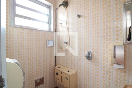 Casa à venda com 380m², 5 quartos e 6 vagasBanheiro de Serviço