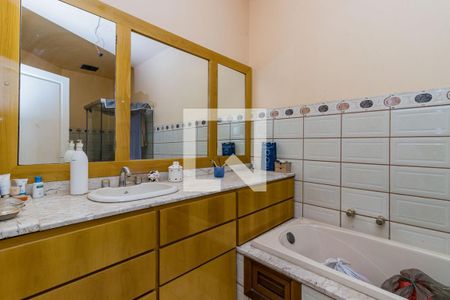 Casa à venda com 849m², 6 quartos e 8 vagasBanheiro da Suíte 5