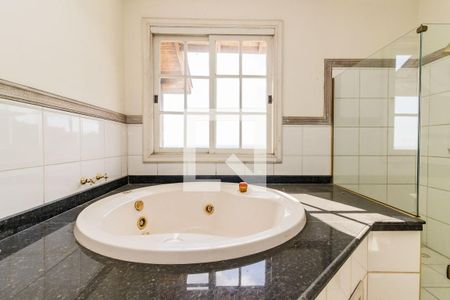 Casa à venda com 849m², 6 quartos e 8 vagasBanheiro da Suíte 6