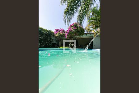 Casa à venda com 336m², 4 quartos e 2 vagas Casa à venda com 336m², 4 quartos e 2 vagasPiscina