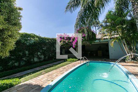 Casa à venda com 336m², 4 quartos e 2 vagas Casa à venda com 336m², 4 quartos e 2 vagasPiscina