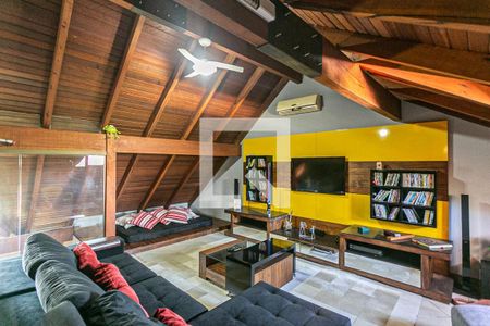 Casa à venda com 336m², 4 quartos e 2 vagas Casa à venda com 336m², 4 quartos e 2 vagasSótão