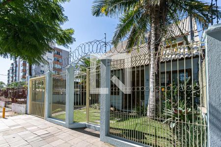 Casa à venda com 336m², 4 quartos e 2 vagas Casa à venda com 336m², 4 quartos e 2 vagasFachada