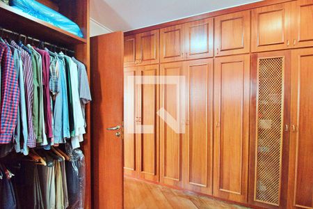 Casa de condomínio à venda com 700m², 4 quartos e 4 vagas Casa de condomínio à venda com 700m², 4 quartos e 4 vagasCloset da Suíte 1