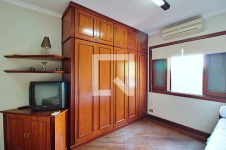 Casa de condomínio à venda com 700m², 4 quartos e 4 vagas Casa de condomínio à venda com 700m², 4 quartos e 4 vagasSuíte 3