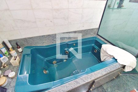 Casa de condomínio à venda com 700m², 4 quartos e 4 vagas Casa de condomínio à venda com 700m², 4 quartos e 4 vagasBanheiro da Suíte 1