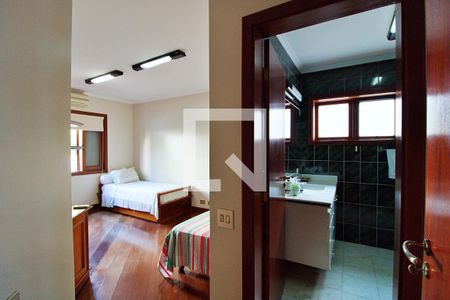 Casa de condomínio à venda com 700m², 4 quartos e 4 vagas Casa de condomínio à venda com 700m², 4 quartos e 4 vagasSuíte 3