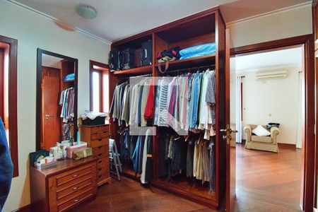 Casa de condomínio à venda com 700m², 4 quartos e 4 vagas Casa de condomínio à venda com 700m², 4 quartos e 4 vagasCloset da Suíte 1