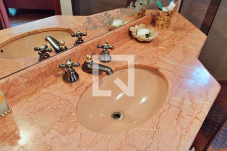 Casa de condomínio à venda com 700m², 4 quartos e 4 vagas Casa de condomínio à venda com 700m², 4 quartos e 4 vagasBanheiro da Suíte 2