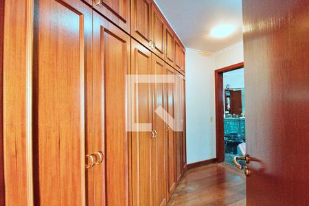 Casa de condomínio à venda com 700m², 4 quartos e 4 vagas Casa de condomínio à venda com 700m², 4 quartos e 4 vagasCloset da Suíte 1