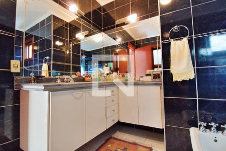 Casa de condomínio à venda com 700m², 4 quartos e 4 vagas Casa de condomínio à venda com 700m², 4 quartos e 4 vagasBanheiro da Suíte 4