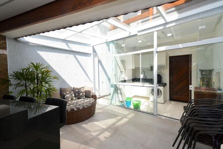 Casa à venda com 252m², 2 quartos e 3 vagas Casa à venda com 252m², 2 quartos e 3 vagasÁrea comum