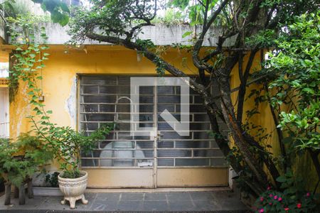 Casa à venda com 330m², 2 quartos e 7 vagas Casa à venda com 330m², 2 quartos e 7 vagasGaragem e área externa