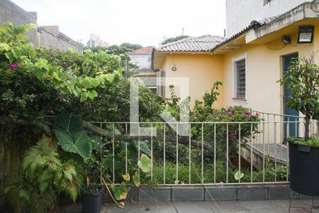 Casa à venda com 330m², 2 quartos e 7 vagas Casa à venda com 330m², 2 quartos e 7 vagasGaragem e área externa