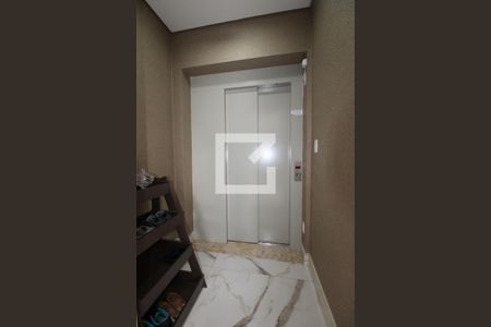 Hall de entrada de apartamento à venda com 3 quartos, 247m² em Cambuí, Campinas