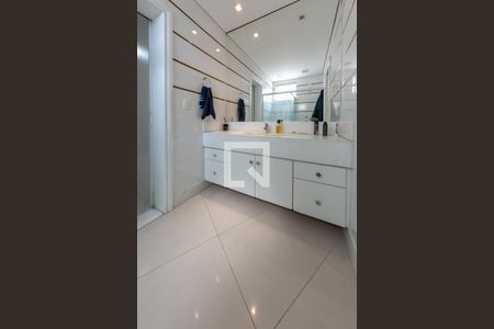 Apartamento à venda com 220m², 5 quartos e 4 vagasBanheiro do quarto 3 e 4