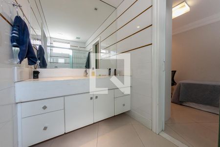 Apartamento à venda com 220m², 5 quartos e 4 vagasBanheiro do quarto 3 e 4