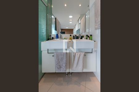 Apartamento à venda com 220m², 5 quartos e 4 vagasBanheiro da Suíte