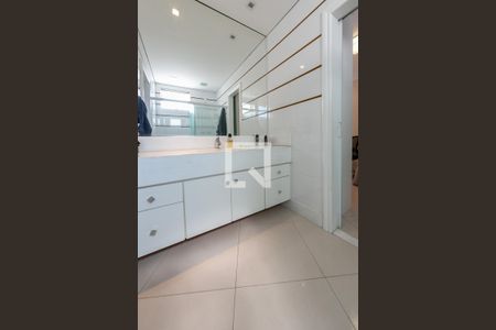 Apartamento à venda com 220m², 5 quartos e 4 vagasBanheiro do quarto 3 e 4