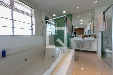 Apartamento à venda com 220m², 5 quartos e 4 vagasBanheiro da Suíte