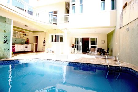 Casa de condomínio para alugar com 308m², 3 quartos e 3 vagasPiscina