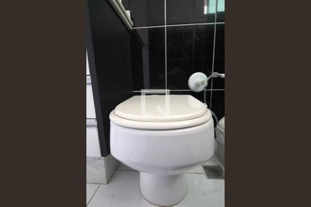 Casa de condomínio para alugar com 308m², 3 quartos e 3 vagasBanheiro da Suíte 2