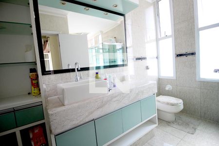 Casa de condomínio para alugar com 308m², 3 quartos e 3 vagasBanheiro da Suíte 1