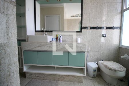 Casa de condomínio para alugar com 308m², 3 quartos e 3 vagasBanheiro da Suíte 1