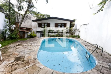 Casa para alugar com 240m², 4 quartos e 4 vagas Casa para alugar com 240m², 4 quartos e 4 vagasÁrea comum - Piscina