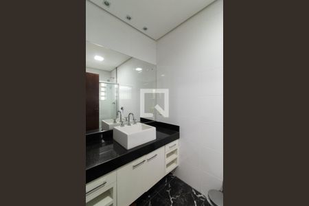 Casa de condomínio para alugar com 500m², 3 quartos e 7 vagasBanheiro da Suíte 2