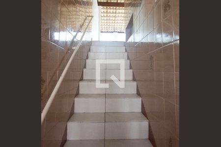 Casa à venda com 180m², 4 quartos e 1 vaga Casa à venda com 180m², 4 quartos e 1 vagaEscada