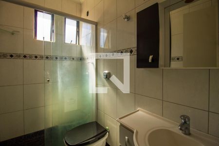 Banheiro de apartamento à venda com 1 quarto, 48m² em Medianeira, Porto Alegre