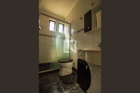 Banheiro de apartamento à venda com 1 quarto, 48m² em Medianeira, Porto Alegre