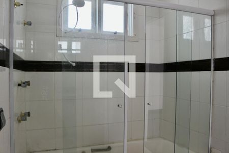 Casa de condomínio para alugar com 500m², 5 quartos e 6 vagasBanheiro Suíte 3