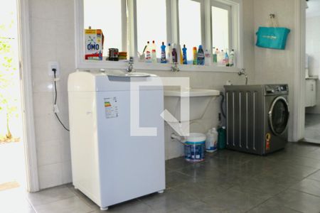 Casa de condomínio para alugar com 500m², 5 quartos e 6 vagasArea de Serviço