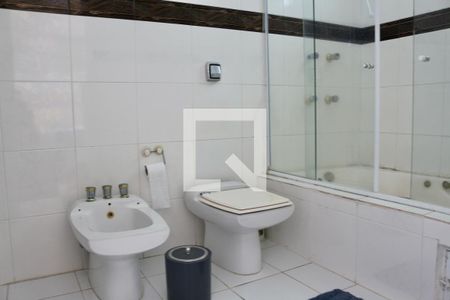 Casa de condomínio para alugar com 500m², 5 quartos e 6 vagasBanheiro Suíte 3